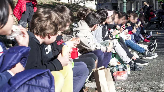 Gli alunni e i genitori della scuola Tommasei di piazza Cavour, a Torino, protestano contro la qualità della mensa e i disservizi del servizio, mangiando il pranzo al sacco all'esterno dell'istituto, 3 novembre 2023 ANSA/JESSICA PASQUALON