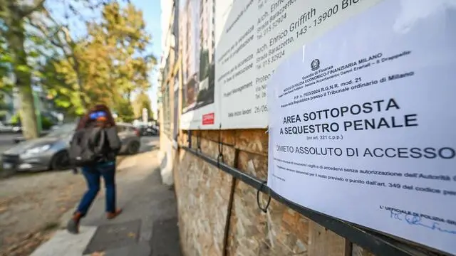 Una veduta dei cantieri sequestrati tra via Valtellina e via Lepontina, a Milano, 7 novembre 2024. Il Nucleo di Polizia Economico Finanziaria della Gdf di Milano, in una delle molte inchieste sulla gestione urbanistica in città, ha sequestrato un'altra area urbana, all'angolo tra via Valtellina e via Lepontina, ossia il progetto "Scalo House", dove è stata realizzata una residenza universitaria e sono in corso di realizzazione due nuovi edifici. ANSA/ ANDREA FASANI