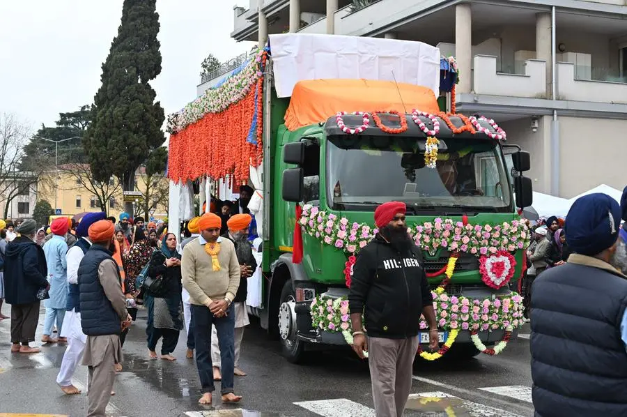 I fedeli sikh in corteo a Brescia per festeggiare il Khalsa Panth