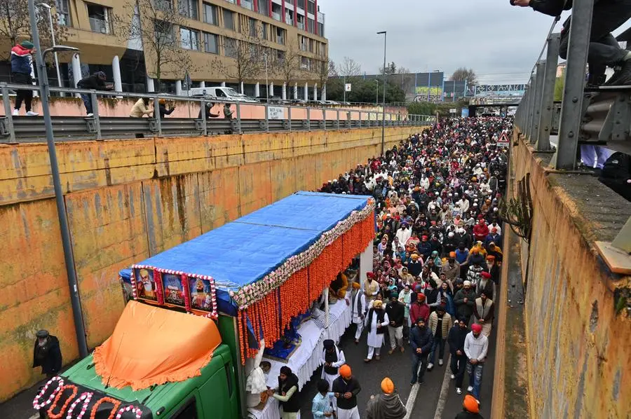 I fedeli sikh in corteo a Brescia per festeggiare il Khalsa Panth