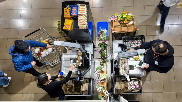 epa11152721 Grocery shoppers use a self-checkout counter at a Whole Foods grocery store in Washington, DC, USA, 14 February 2024. Despite cooling inflation, food prices rose by another 0.4 percent in January 2024, according to the latest report from Consumer Price Index (CPI). EPA/JIM LO SCALZO