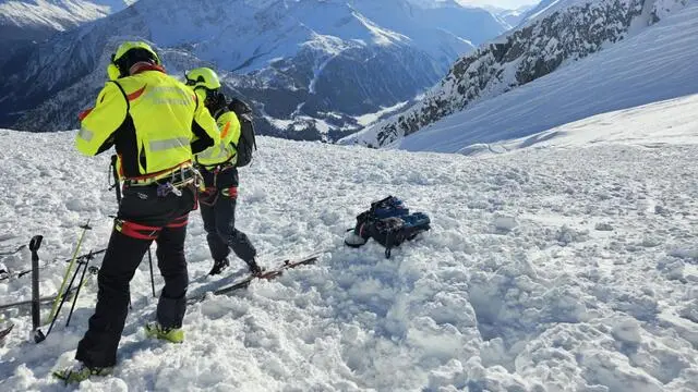 Il Soccorso alpino valdostano, giunto sul posto in elicottero, recupera uno sciatore freerider rimasto gravemente ferito dopo essere stato travolto da una valanga sul massiccio del Monte Bianco, 14 febbraio 2025. Il distacco è avvenuto a valle del Colle del Gigante, a una quota di circa 2.600-2.700 metri, in un'area molto conosciuta dagli amanti dello sci in fuoripista. ANSA/ SOCCORSO ALPINO VALDOSTANO +++ ANSA PROVIDES ACCESS TO THIS HANDOUT PHOTO TO BE USED SOLELY TO ILLUSTRATE NEWS REPORTING OR COMMENTARY ON THE FACTS OR EVENTS DEPICTED IN THIS IMAGE; NO ARCHIVING; NO LICENSING +++ NPK +++