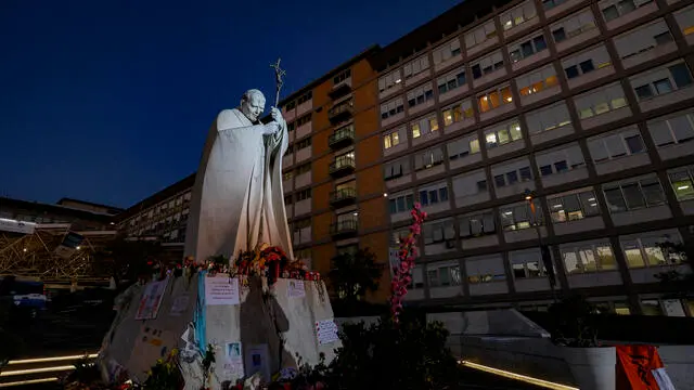 The statue of John Paul II at the entrance to the Gemelli Hospital, where Pope Francis is hospitalized, in Rome, Italy, 18 March 2025. ANSA/FABIO FRUSTACI