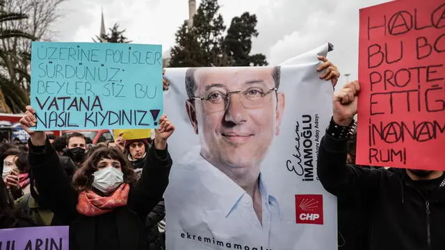 epa11976198 Student protesters hold pictures of Ekrem Imamoglu as they march to the Istanbul Municipality headquarters following the Istanbul Municipality's arrest of Imamoglu in Istanbul, Turkey, 20 March 2025. Turkish authorities detained Istanbul mayor Ekrem Imamoglu, of the oppositional Republican People's Party (CHP), along with 100 others on 19 March as part of an investigation into alleged corruption and terror links, according to a statement by the Istanbul chief public prosecutor. EPA/ERDEM SAHIN