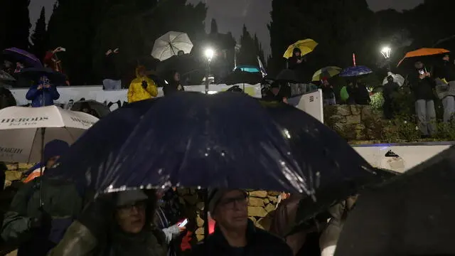 epa11976909 Israelis march to protest the resumption of fighting in Gaza and against Israeli Prime Minister Netanyahu's announced plans to dismiss Shin Bet chief Ronen Bar, next to the Prime Minister office in Jerusalem, 20 March 2025, as a cabinet meeting is taking place. EPA/ATEF SAFADI