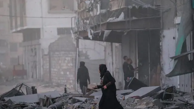 epa11981761 Palestinians inspect a destroyed building following an Israeli air strike in Gaza City, 22 March 2025. Israeli forces resumed airstrikes on Gaza on 18 March, ending a ceasefire that had been in place since 19 January. EPA/MOHAMMED SABER