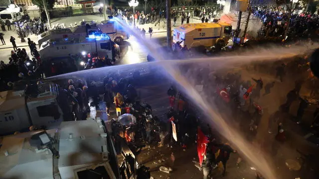 epa11982158 Turkish riot police police use water cannons to disperse protesters during a protest against the arrest of Istanbul Mayor Ekrem Imamoglu in Ankara, Turkey, 22 March 2025. EPA/NECATI SAVAS