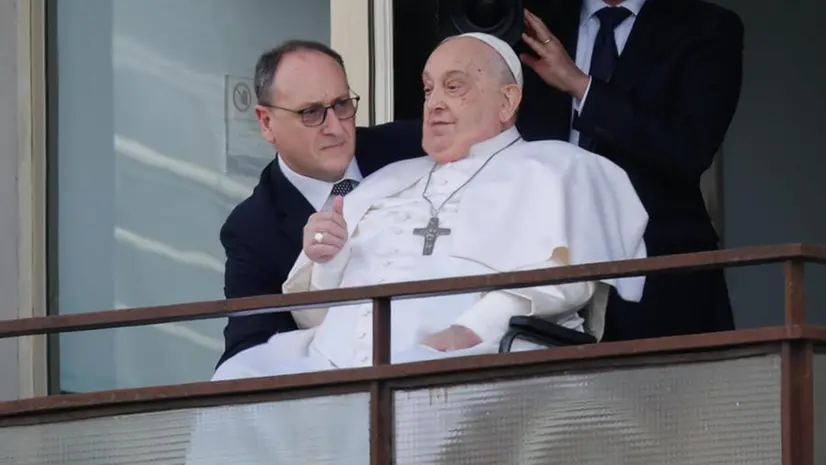 Papa Francesco con il pollice alzato - Foto Ansa © www.giornaledibrescia.it