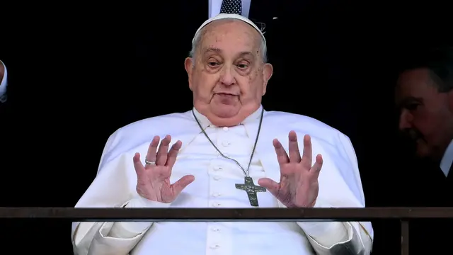 Pope Francis blesses faifthful gathered in front of Agostino Gemelli Polyclinic in Rome, Italy, 23 March 2025. Pope Francis was treated for bilateral pneumonia since 14 February 2025. ANSA/ETTORE FERRARI (papa, Francesco, ospedale, policlinico, polmonite)