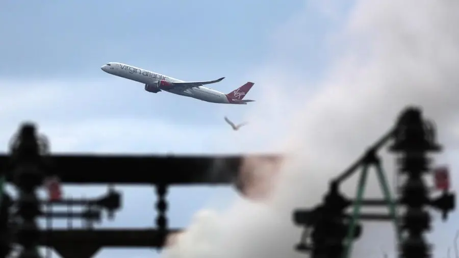 A Heathrow sono ripresi i voli dopo il blocco imposto dall’incendio di venerdì - Foto Ansa © www.giornaledibrescia.it