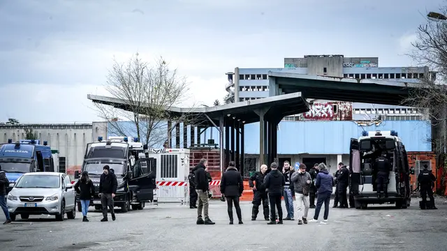 Controlli delle forze dell'ordine ad un rave abusivo in una ex fabbrica Ilte di Moncalieri. Torino 23 marzo 2025 ANSA/TINO ROMANO