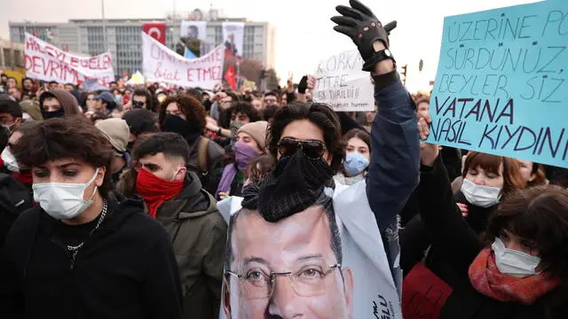 epa11976571 Protesters try to march to Taksim Square from the Istanbul Municipality headquarters following the Istanbul Municipality's arrest of Imamoglu in Istanbul, Turkey, 20 March 2025. Turkish authorities detained Istanbul mayor Ekrem Imamoglu, of the oppositional Republican People's Party (CHP), along with 100 others on 19 March as part of an investigation into alleged corruption and terror links, according to a statement by the Istanbul chief public prosecutor. EPA/ERDEM SAHIN