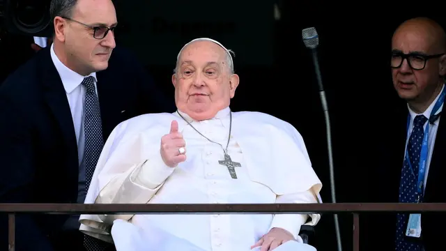 epaselect epa11982901 Pope Francis (C) greets and blesses the faithful from the balcony of the Gemelli hospital where has been hospitalized, in Rome, Italy, 23 March 2025. Pope Francis will be discharged on 23 March with a prescription for at least two months of convalescence after spending more than five weeks in the hospital for bilateral pneumonia. EPA/ETTORE FERRARI