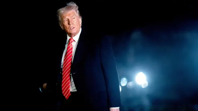 epa11982311 US President Donald Trump walks on the South Lawn of the White House after arriving on Marine One in Washington, DC, USA, 22 March 2025. EPA/STEFANI REYNOLDS / POOL