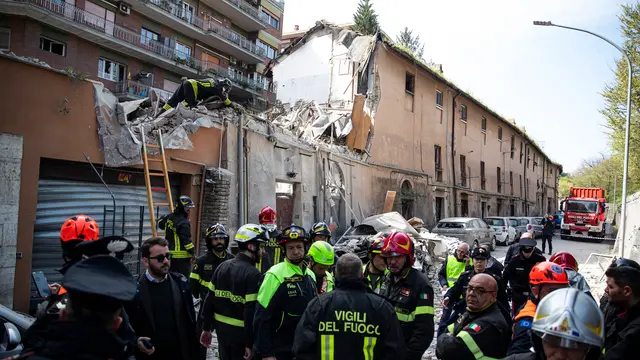 Vigili del Fuoco e Soccorritori nella palazzina di due piani crollata per un esplosione in via Vitellia, nel quartiere Monteverde, a Roma., Roma, 23 marzo 2025. ANSA/ANGELO CARCONI