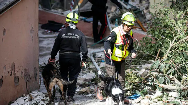 Vigili del Fuoco e Soccorritori nella palazzina di due piani crollata per un esplosione in via Vitellia, nel quartiere Monteverde, a Roma., Roma, 23 marzo 2025. ANSA/ANGELO CARCONI