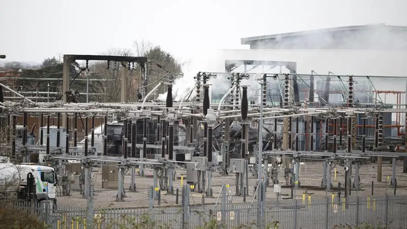 Il fumo dopo l'incendio a Heathrow - Foto Ansa © www.giornaledibrescia.it