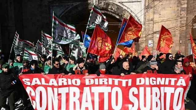Sciopero e manifestazione dei metalmeccanici genovesi oer chiedere il rinnovo del contratto. Arrivati sottonpa sotto la sede di Confindustria sono stae lanciate uova contro i vetri. Genova, 20 febbraio 2025. ANSA/LUCA ZENNARO