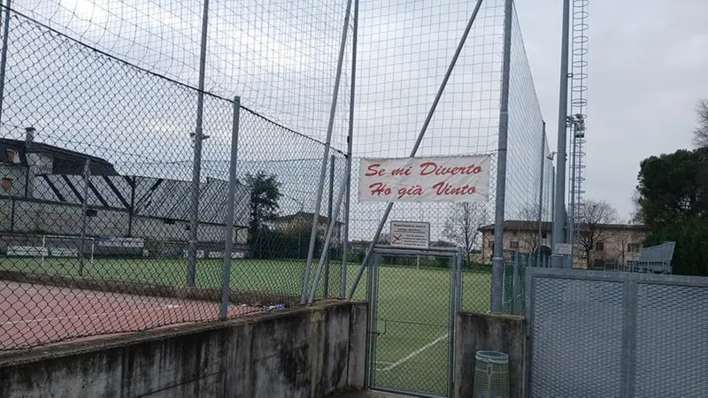 L'ingresso del campo di calcio dall'oratorio - © www.giornaledibrescia.it