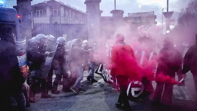 Manifestazione contro la riapertura del Cpr, centro di permanenza per il rimpatrio, in corso Brunelleschi. Torino 24 marzo 2025 ANSA/TINO ROMANO