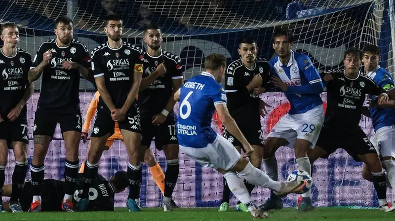 La punizione vincente di Verreth all'andata contro lo Spezia - Foto New Reporter Comincini © www.giornaledibrescia.it