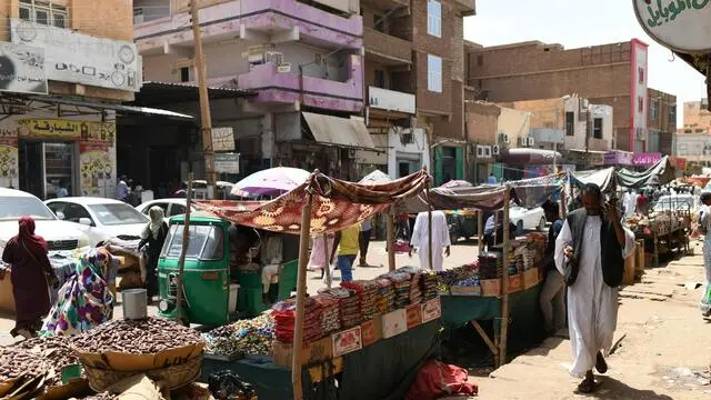 epa09986800 Sudanese people shop in a local market in Khartoum, Sudan, 30 May 2022. On 29 May Sudan's army chief Abdel Fattah al-Burhan announced that they lifted a state of emergency imposed since military coup in 2021. All detained people under state of emergency will be released, the Transitional Sovereign Council said. At least 98 people have been killed and more than four thosands others wounded in a crackdown on anti-coup protesters, according to the medical group. EPA/ELA YOKES