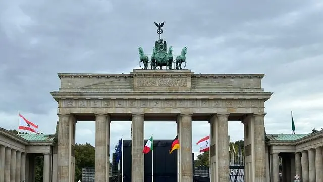 Bagno su folla per il presidente della Repubblica Sergio Mattarella alla porta di Brandeburgo di Berlino, accolto dal sindaco Kai Wegner e da tanti studenti delle scuole Italo-tedesche della capitale, 27 settembre 2024. ANSA/ ROSANNA PUGLIESE