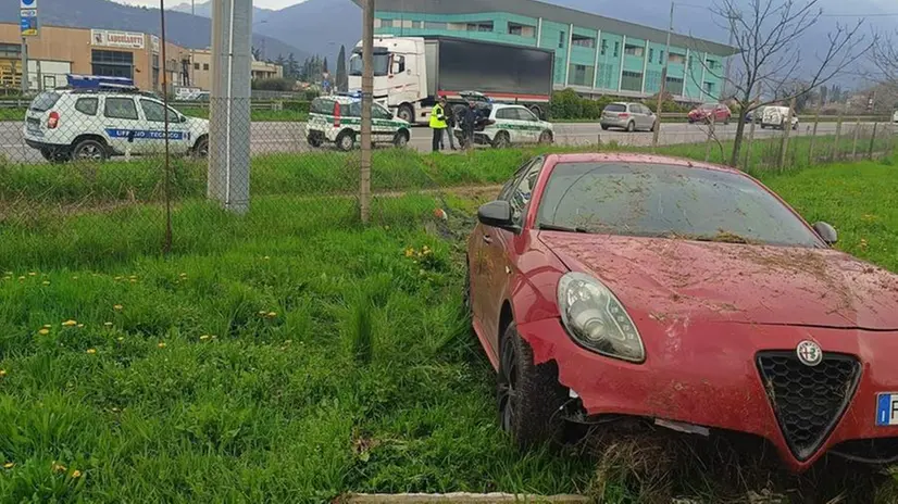 L'auto è finita in un campo dopo aver sfondato una recinzione - © www.giornaledibrescia.it