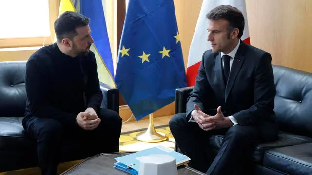 epa11944184 Ukraine's President Volodymyr Zelensky (L) meets France's President Emmanuel Macron (R) on the sidelines of the Special European Council to discuss continued support for Ukraine and European defence at the EU headquarters in Brussels, Belgium, 06 March 2025. European Union leaders held emergency talks in Brussels, gathering as the Trump administration upends traditional alliances and retracts wartime backing of Ukraine. EPA/LUDOVIC MARIN / POOL