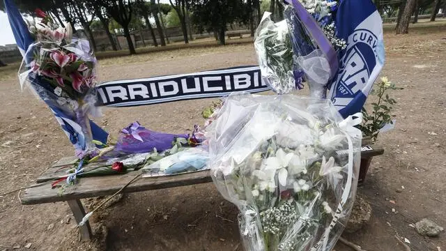 Flowers on the bench of the Park of the Aqueducts, in Via Lemonia, where yesterday evening Fabrizio Piscitelli, the head of the Lazio supporters, known by the nickname "Diabolik", was killed, Rome, 8 August 2019. ANSA/CLAUDIO PERI