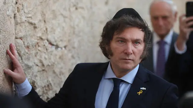 epa11131914 Argentinian President Javier Milei visits the Western Wall, Jerusalem, Israel, 06 February 2024. Milei is expected to meet with Israel Prime Minister Benjamin Netanyahu and attend commemorative events for the Oct 7 Hamas attack on Israel. EPA/ATEF SAFADI