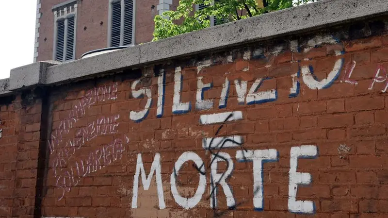 Il muro di cinta della Caffaro in via Milano © www.giornaledibrescia.it