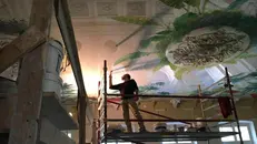 Fontana è specializzato nel recupero di parti della decorazione andate perdute - © www.giornaledibrescia.it