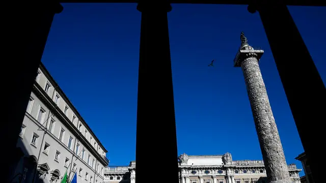 Palazzo Chigi e piazza Colonna visti dal colonnato di palazzo Wedekind, Roma, 15 febbraio 2021. ANSA/RICCARDO ANTIMIANI