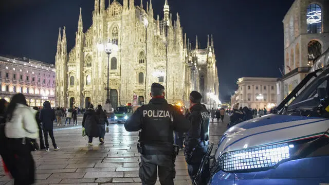 Controlli di sicurezza delle forze dell’ordine in piazza Duomo e dintorni il pomeriggio del 31 dicembre, Milano 31 Dicembre 2024 ANSA/MATTEO CORNER
