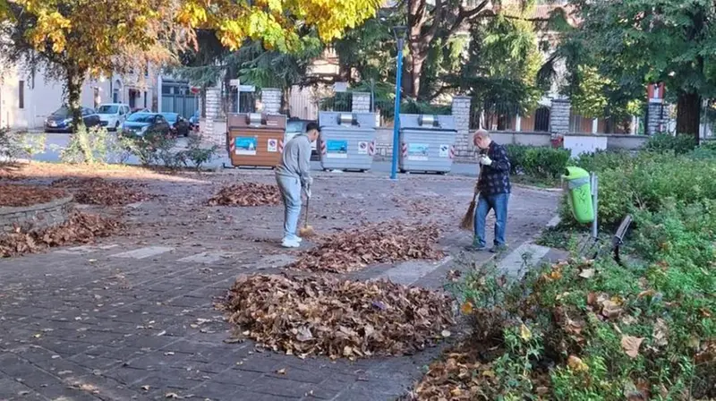 Un ragazzo della Scuola Bottega all'opera a Urago Mella - © www.giornaledibrescia.it