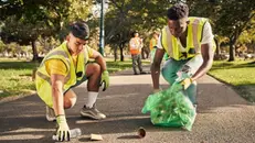 Due studenti della Scuola Bottega impegnati in attività socialmente utili - © www.giornaledibrescia.it