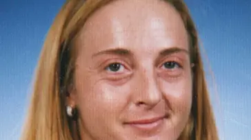 20081111 - UDINE - CLJ - DONNA UCCISA CON TRE COLPI DI ARMA DA FUOCO ALLA SCHIENA A MANZANO (UD) Sono proseguite nella notte le indagini per identificare i responsabili dell'omicidio di Tatiana Tulissi, 37 anni. La donna e' stata uccisa ieri sera con tre colpi di pistola alla schiena sull'uscio di una villa a Manzano (Udine). Nella notte i Carabinieri hanno continuato ad ascoltare testimoni e persone che possono fornire elementi utili alle indagini. Sul posto interverranno oggi i Carabinieri del Ris (Raggruppamento Investigazioni Scientifiche) di Parma. Nella foto Tatiana Tulissi la vittima. ANSA/ALBERTO LANCIA/