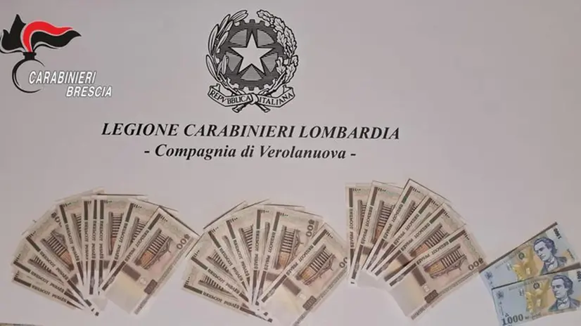 Le banconote straniere fuori corso sequestrate - © www.giornaledibrescia.it