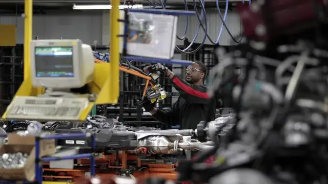 epa03197476 A general view of workers on an assembly line at the Chrysler Group LLC Jefferson North Assembly factory in Detroit, Michigan, USA, 26 April 2012. Chrysler builds the Jeep Grand Cherokee and Dodge Durango at this facility. EPA/JEFF KOWALSKY