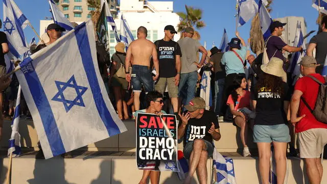 epa10753975 Anti-government protesters demonstrate against the justice system reform in front of the USA embassy in Tel Aviv, Israel, 18 July 2023. Mass protests continue across the country against the government's justice system reform plan. EPA/ABIR SULTAN