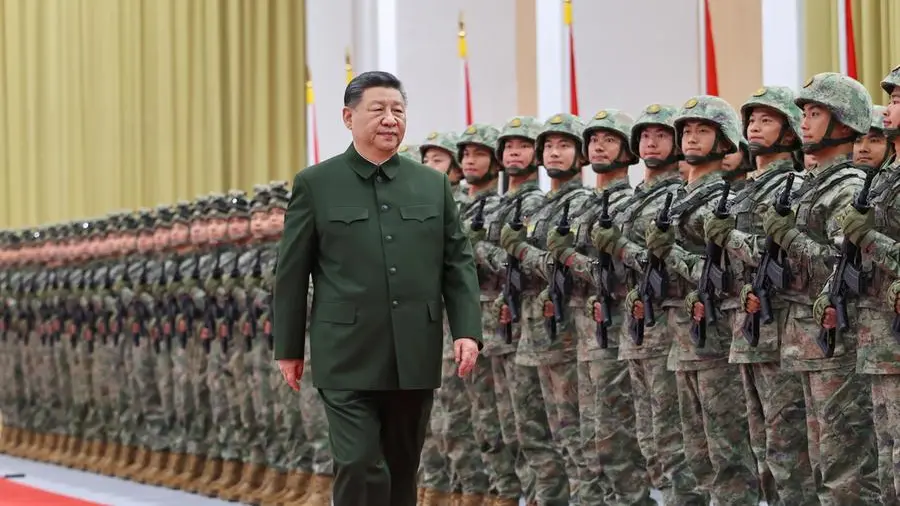 Il presidente cinese Xi Jinping davanti al suo esercito - Foto Epa/Xinhua © www.giornaledibrescia.it