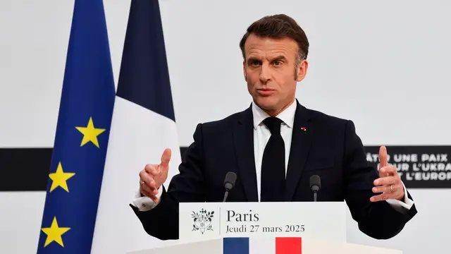 epa11991929 France's President Emmanuel Macron gestures as he speaks during a press conference following the 'Coalition of the Willing' summit at the Elysee Palace in Paris, France, 27 March 2025. The French president on 27 March hosted European leaders, including the Ukrainian president, for a summit aimed at boosting Ukrainian security ahead of any potential ceasefire with Russia. EPA/LUDOVIC MARIN / POOL MAXPPP OUT
