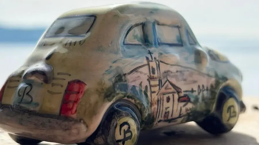 Una delle piccole auto realizzate a mano da Monica © www.giornaledibrescia.it