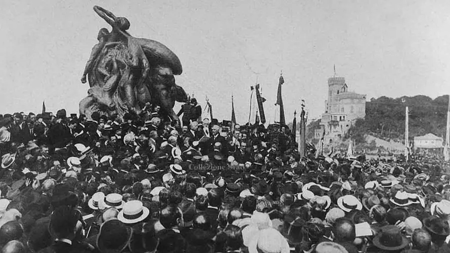 D'Annunzio arringa la folla a Genova il 5 maggio 1915
