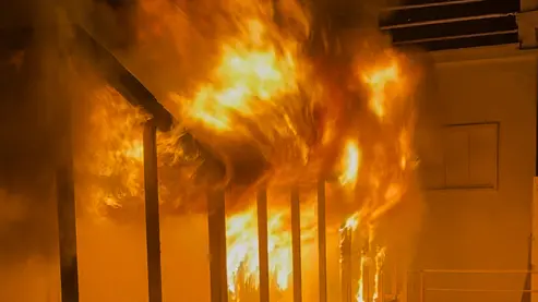 Tre cabine incendiate allo stabilimento "Plinius" . Cinque stabilimenti balneari sono stati incendiato nella serata a cavallo tra il 26 e il 27 di marzo. Tre giorni fa né erano stati incendiati altri due. Gli incendi si sono verificati dopo la decisione del Consiglio di Stato. Roma, 27 marzo 2025. ANSA/Emanuele Valeri