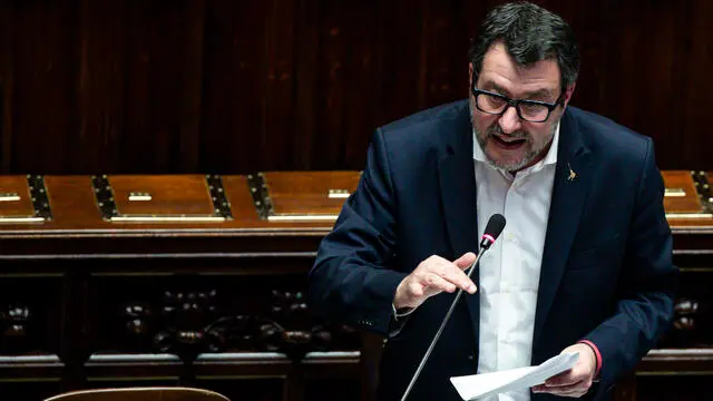 Il ministro delle Infrastrutture e Trasporti Matteo Salvini in aula alla Camera dei Deputati durante lo svolgimento di interrogazioni a risposta immediata del Question Time, Roma, 26 marzo 2025. ANSA/ANGELO CARCONI