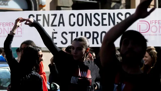 Flashmob organizzato da “Differenza Donna” a piazza di Spagna, con tre la violenza sulle donne. Roma14 febbraio 2024 ANSA/MASSIMO PERCOSSI