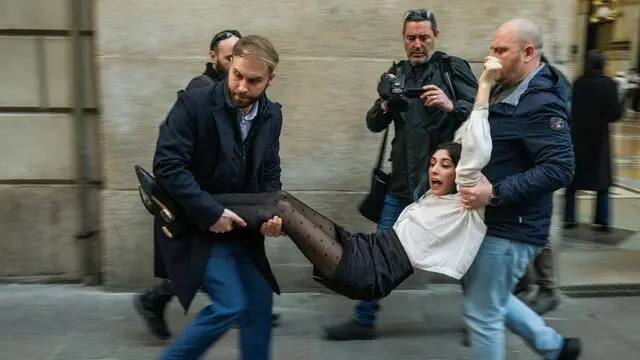 Attivisti di ultima Generazione portati via dal retro dopo azione al interno del ristorante Cracco, Polizia Di Stato sul posto, Milano, 26 Marzo 2025, Ansa/Andrea Fasani