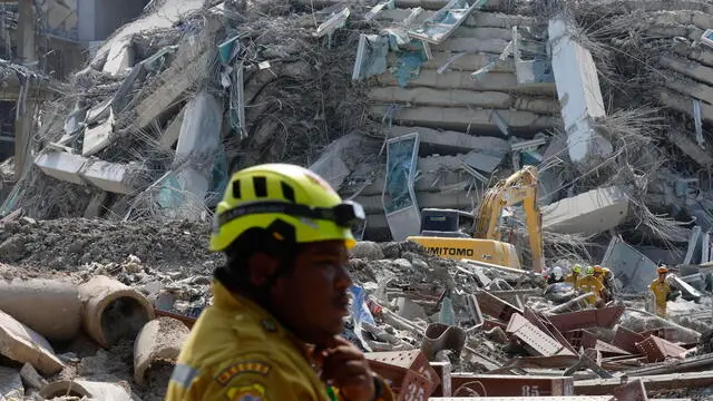 epa11993965 Rescue workers search for survivors of a building collapsed after an earthquake in Bangkok, Thailand, 28 March 2025. A 7.7-magnitude earthquake struck Myanmar, according to the United States Geological Survey (USGS), with tremors felt in neighboring Thailand. EPA/NARONG SANGNAK